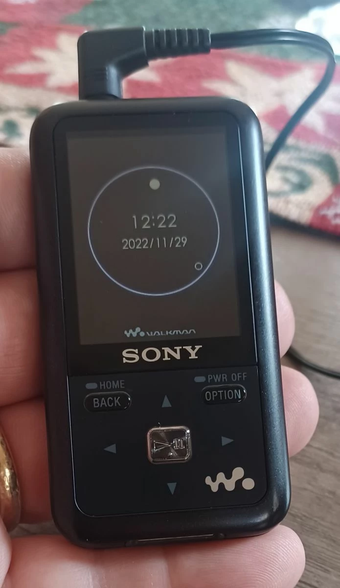 Vendora SONY WALKMAN MP3 ΣΕ ΤΈΛΕΙΑ ΚΑΤΆΣΤΑΣΗ ΜΕ ΤΟ ΚΟΥΤΊ ΤΟΥ!
