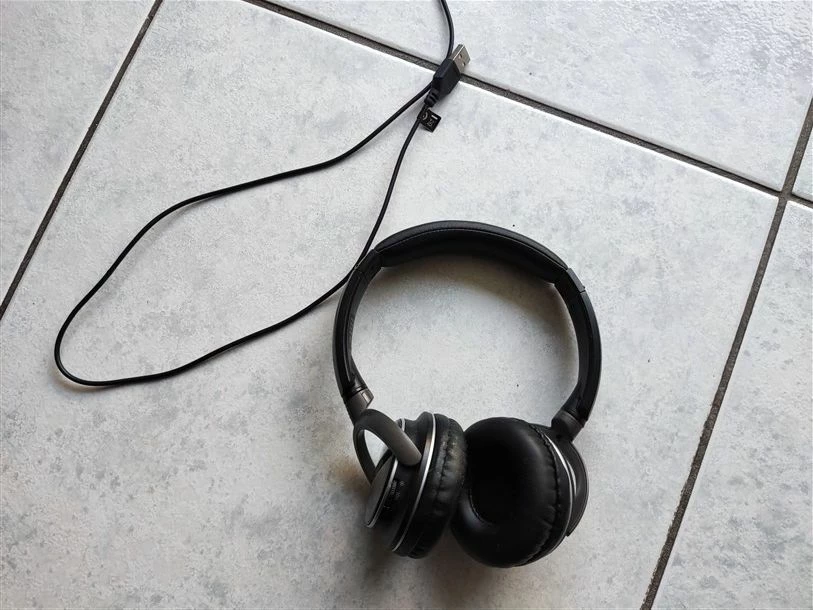 Vendora Niaelec Q7 Ασύρματα/Ενσύρματα On Ear Ακουστικά με 12 ώρες Λειτουργίας Μαύρα - Image 2