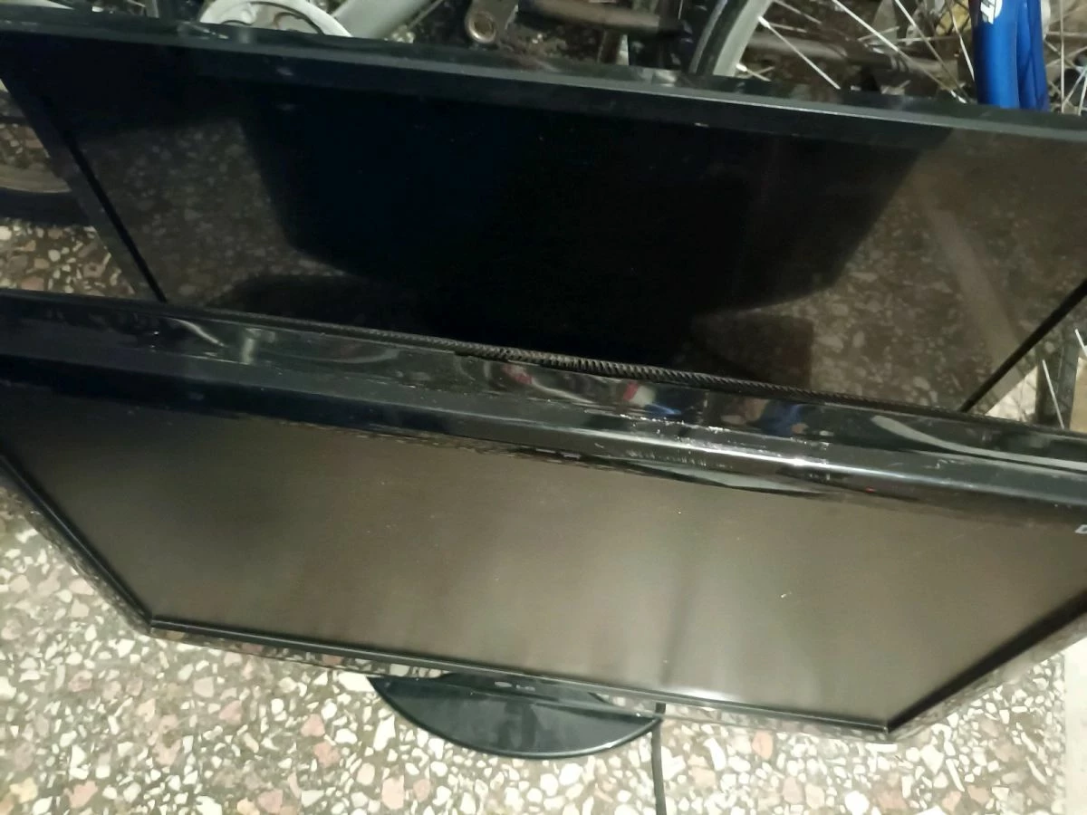 Vendora και τα 3 μαζι 25 ευρω . 2 χαλασμενες τηλεορασεις κι ενα Dvd γι ανταλλακτικα η φτιαξιμο .πακετο - Image 3