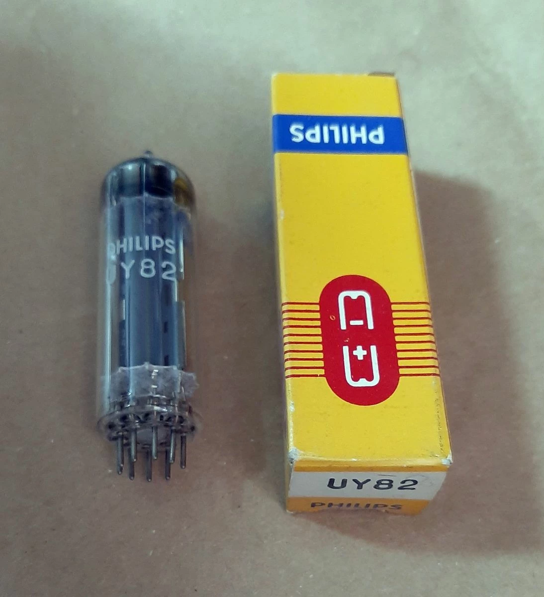 Vendora PHILIPS UY82 ΛΥΧΝΙΑ ΚΑΙΝΟΥΡΙΑ ΣΤΟ ΚΟΥΤΙ ΤΗΣ