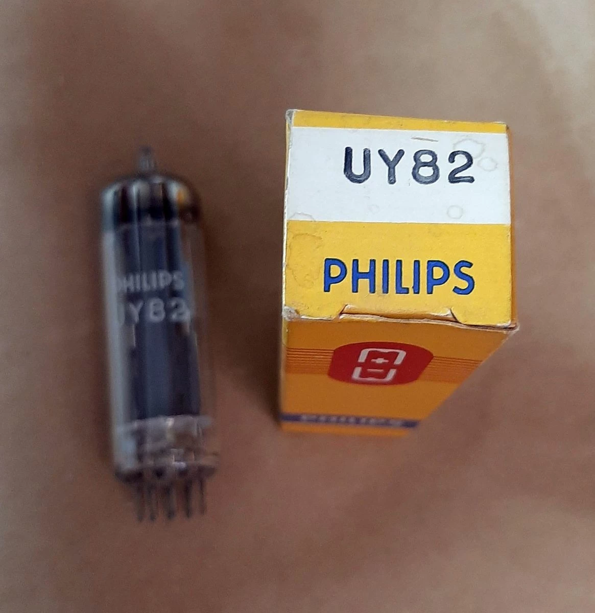 Vendora PHILIPS UY82 ΛΥΧΝΙΑ ΚΑΙΝΟΥΡΙΑ ΣΤΟ ΚΟΥΤΙ ΤΗΣ - Image 3