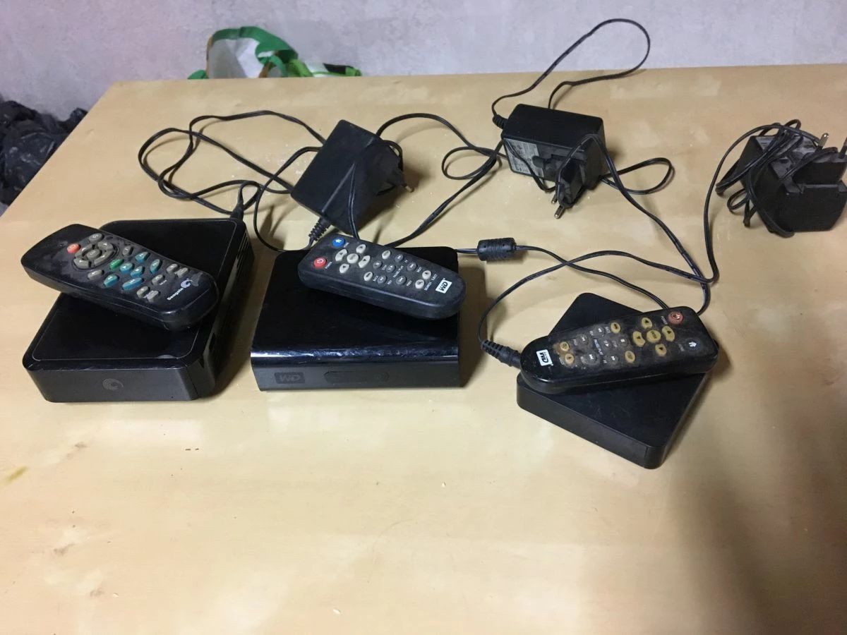 Vendora 3 Media Players (ola Mazi Paketo) , 1 Seagate 2 Western Digital