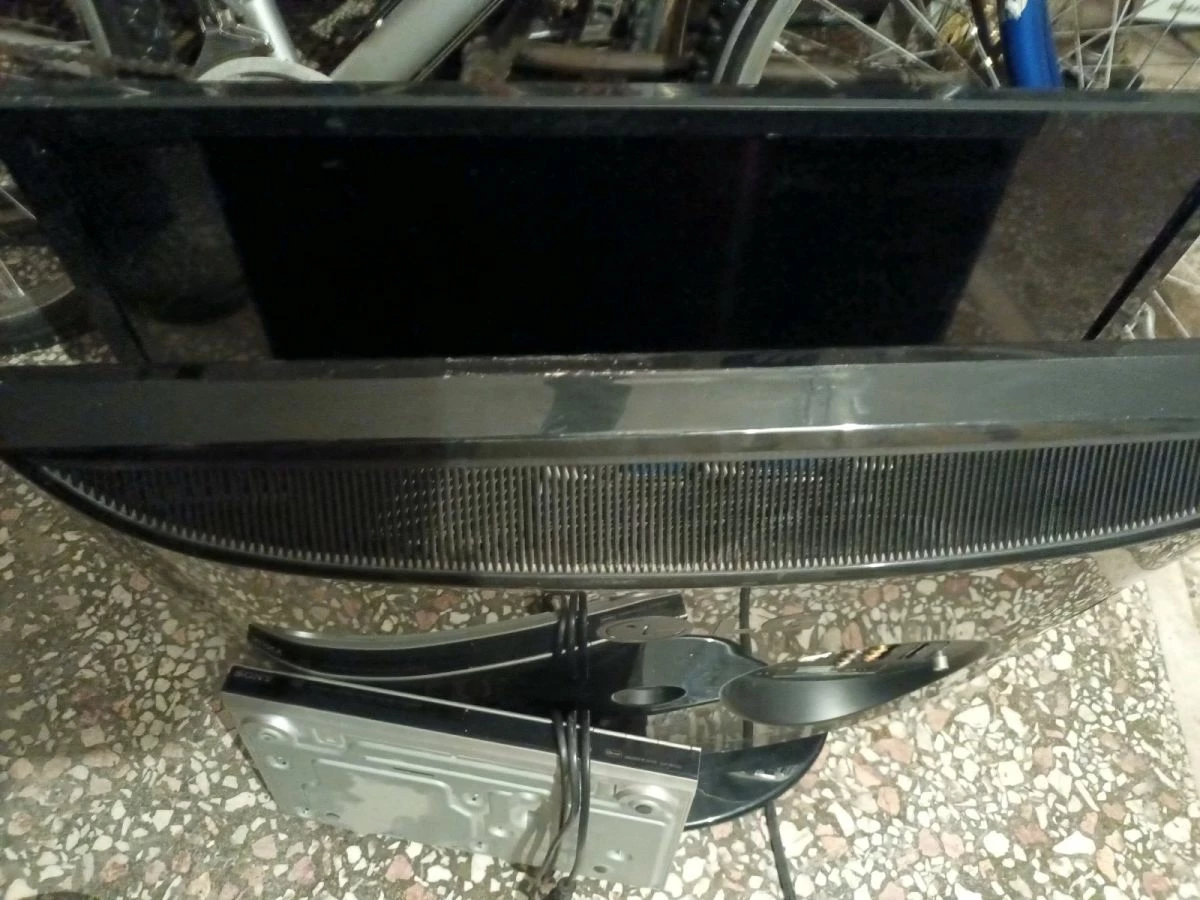 Vendora και τα 3 μαζι 25 ευρω . 2 χαλασμενες τηλεορασεις κι ενα Dvd γι ανταλλακτικα η φτιαξιμο .πακετο